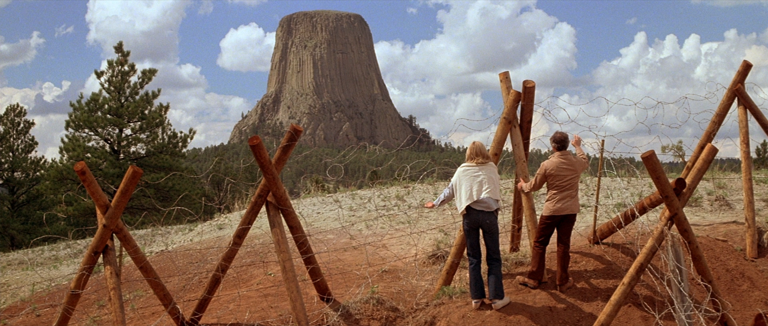 Roy and Jillian look at Devil's Tower from behind a fence in 'Close Encounters of the Third Kind' (1977)