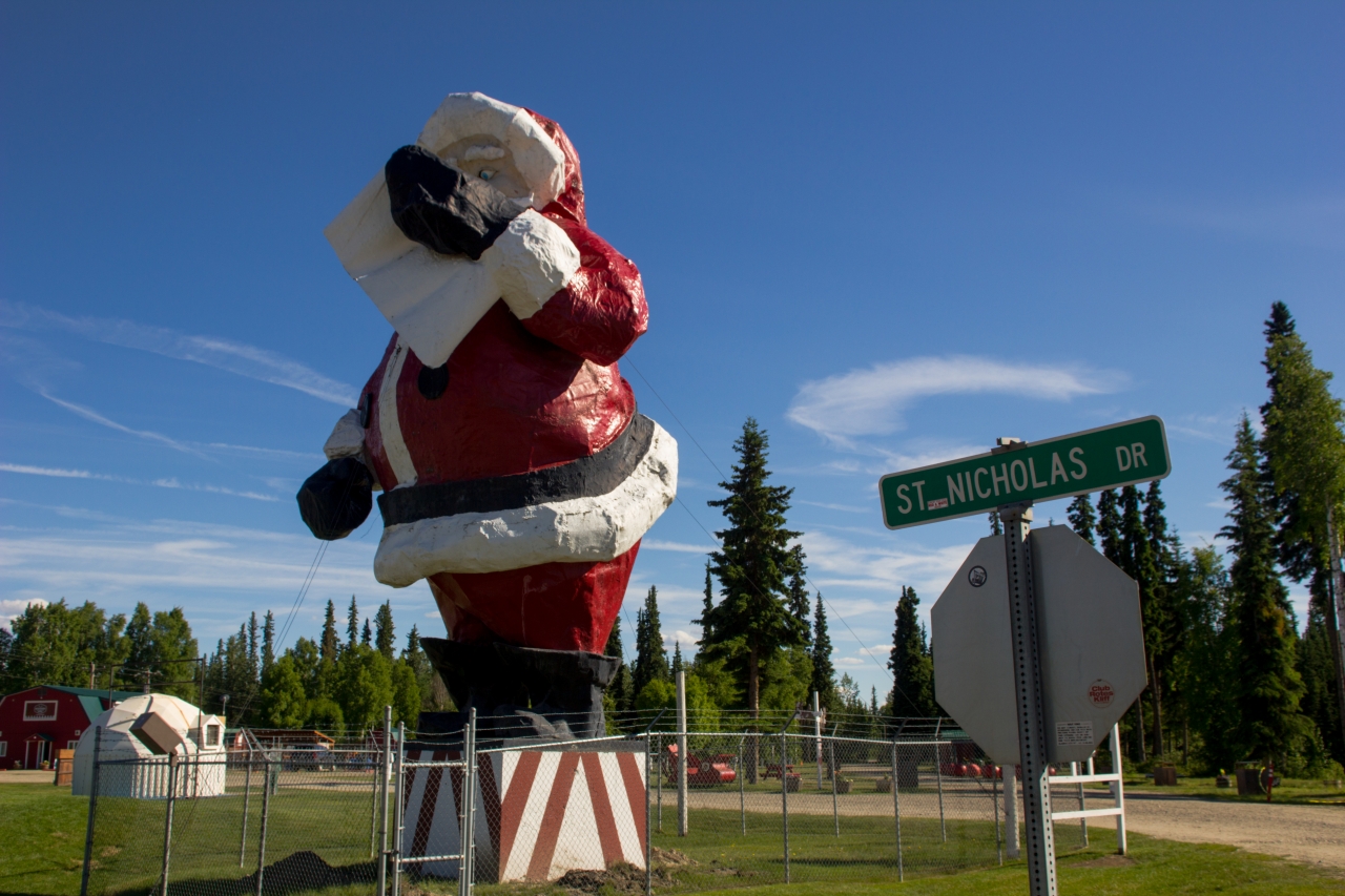 A forty-two-foot tall, 900-pound fiberglass Santa Claus statue (1968) by Wes Stanley of Stanley Plastics, Enumclaw, Washington on display near the Santa Claus House (1952).