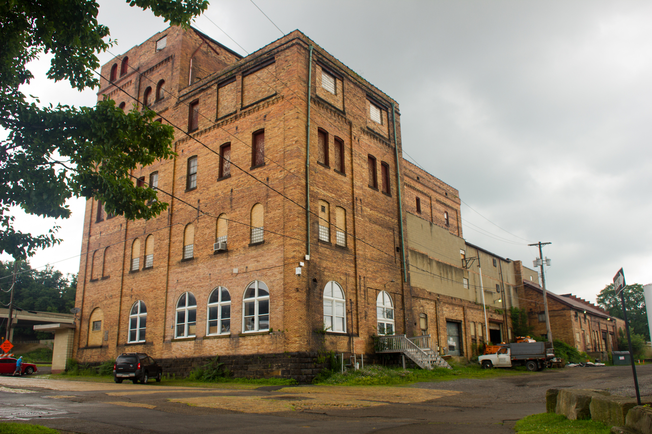 The western and southern faces of the Beaver Valley Brewery Company Building (1903) in Rochester, Pennsylvania.