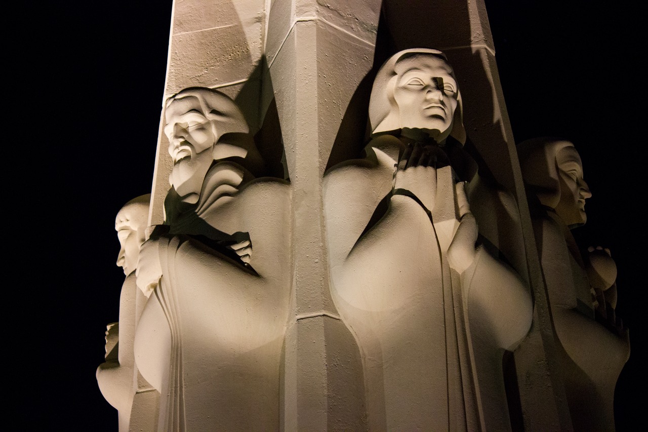 The concrete sculpture Astronomers Monument (1934) celebrating Hipparchus, Copernicus, Galileo, Kepler, Newton and Herschel in the front lawn of the Griffith Observatory (1935).