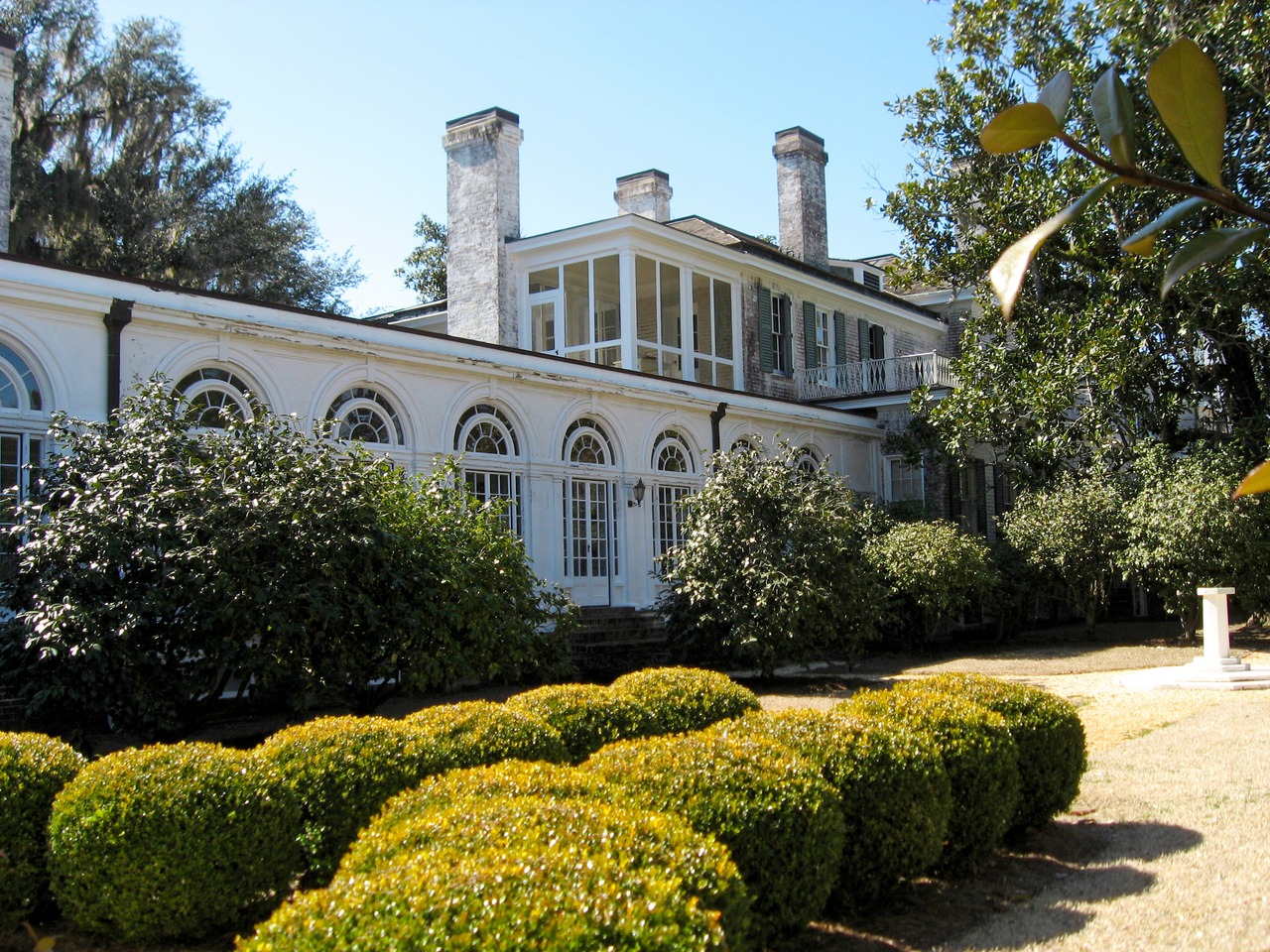 The east wing (1914) and west wing (1936) of the main house at Pebble Hill Plantation.