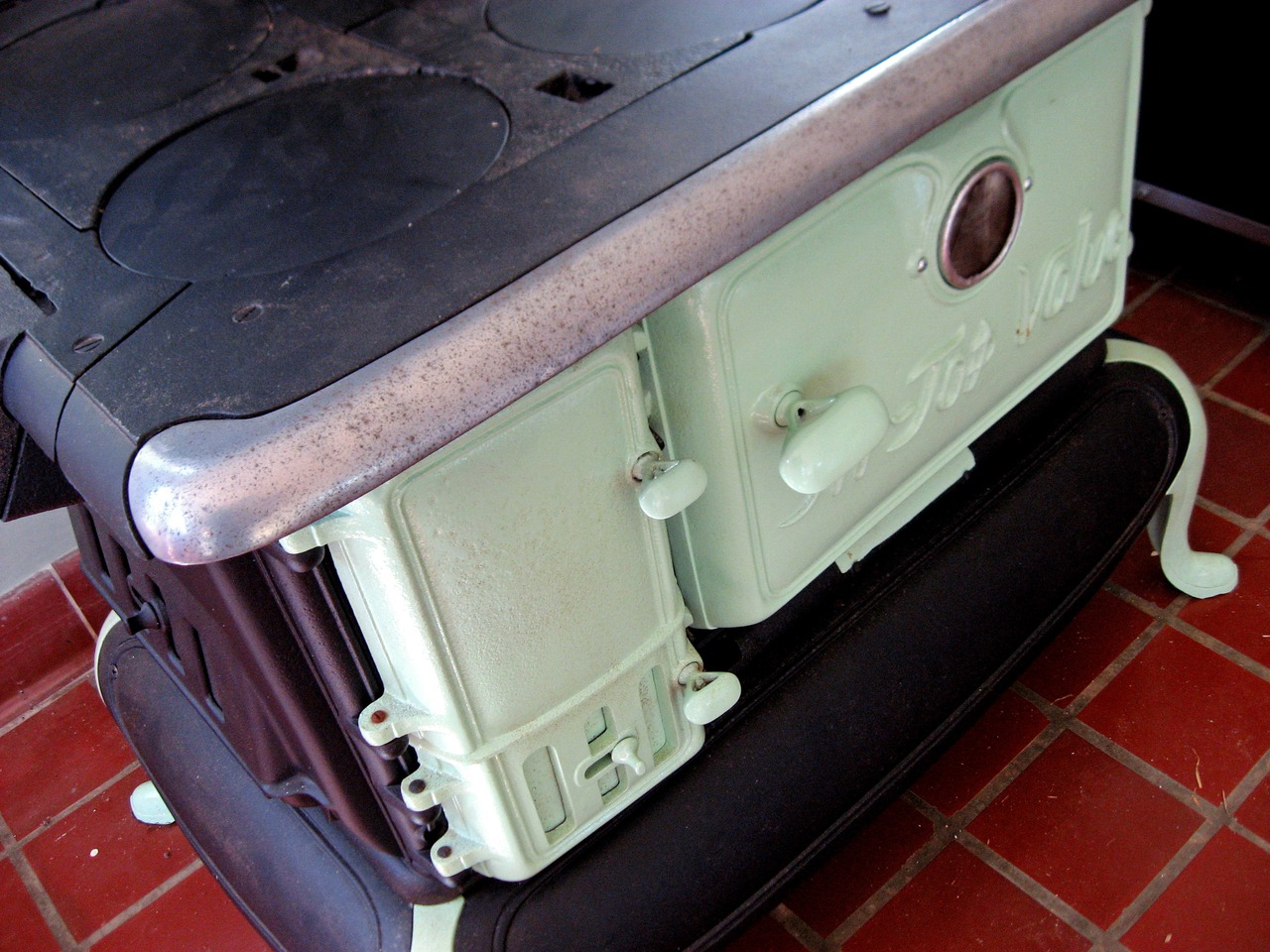 Tip Top Value cast iron stove and range (~1920) by Southern Stove Works, Inc. of Richmond, Virginia inside The Waldorf (1929) at Pebble Hill Plantation.