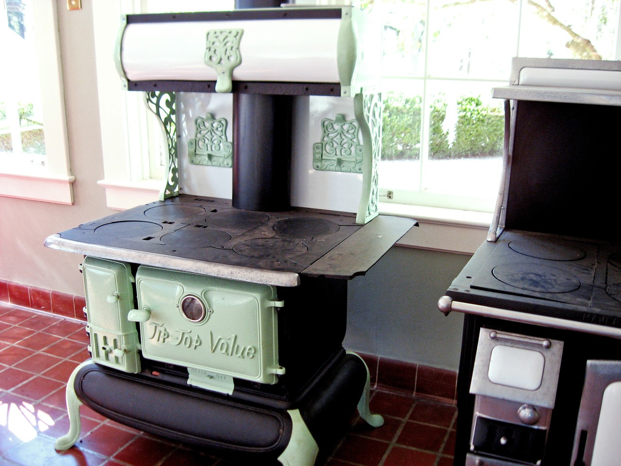 Tip Top Value cast iron stove and range (~1905–1920) by Southern Stove Works, Inc. of Richmond, Virginia inside The Waldorf (1929) at Pebble Hill Plantation.