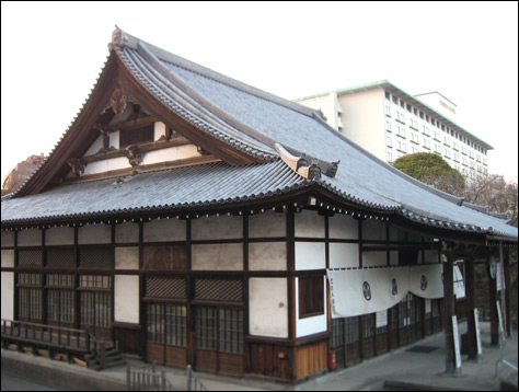 Photo Credit: David July — The northern building of the Zojo-ji temple, Minato, Tokyo, Japan, 15 March 2008