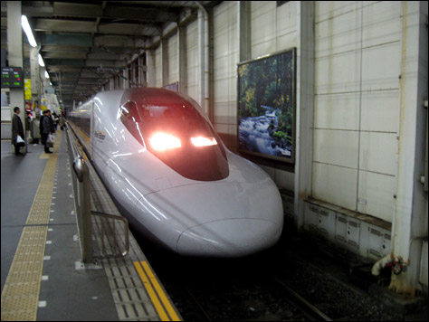 Photo Credit: David July — The 700 Series Shinkansen Hikari 478 to Shin-Osaka slides into Hiroshima Station, Hiroshima, Japan, 18 March 2008
