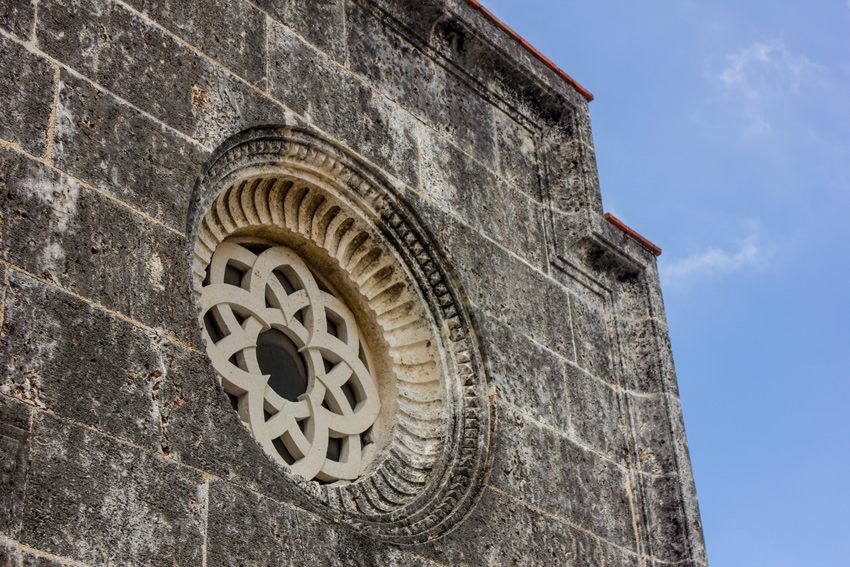 A framed circular window in the front of the Ona mausoleum in El Cementerio de Cristóbal Colón (1876) in Havana, Cuba